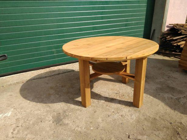 Садовая мебель из дерева: круглый стол