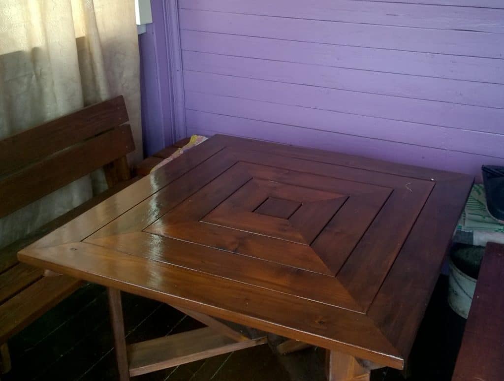 деревянный стол в форме квадрата